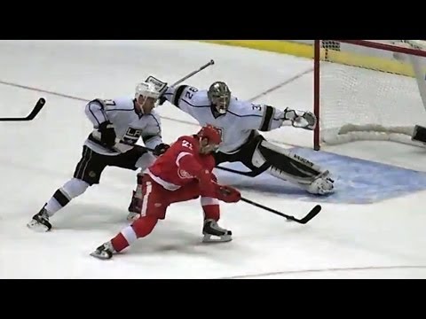 Jonathan Quick robs Tatar with crazy split save