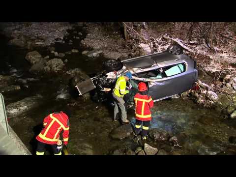 Gams SG: Spektakulärer Autounfall endet im Bach