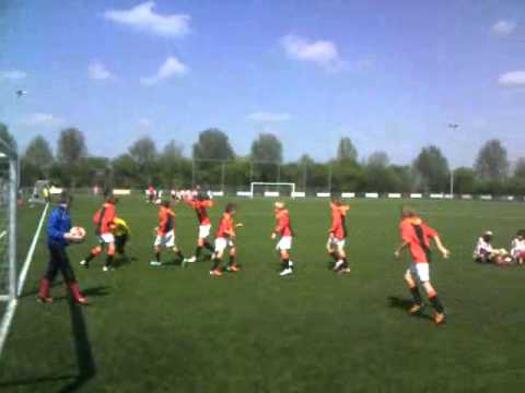 Jeugdspeler Venlosche Boys met een salto-penalty