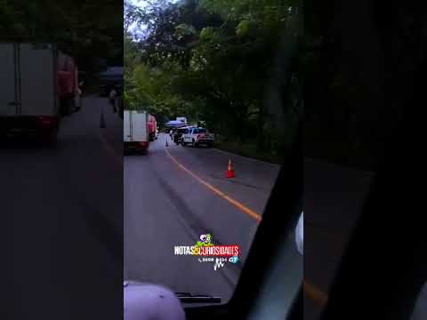 🔵🚨 ¡TRÁILER VOLCADO BLOQUEA PASO EN CUMBRE EL ROSARIO, MORALES, IZABAL! 🚛💥 #Sucesos