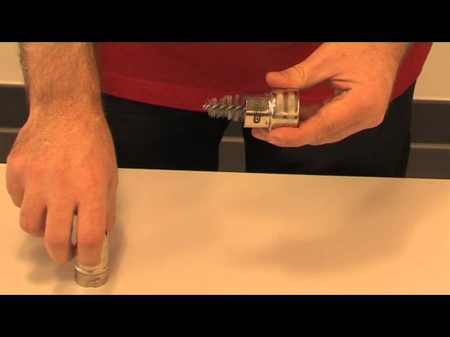 Video teaser for Anwendungsvideo Batteriepol-Klemmen-Reinigungsbürste,120mm KS Tools 700.1197