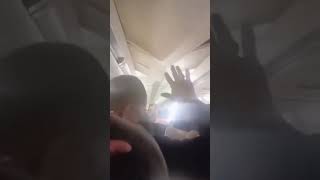 (影) 戰時沒空維修? 邊飛邊掉零件 伊朗波音客機起飛後輪胎脫落、天花板崩塌