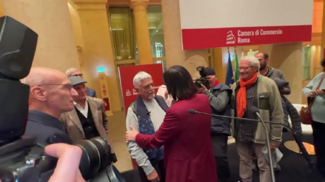 90esimo compleanno per Achille Occhetto, abbraccio e foto con la segretaria Pd Schlein