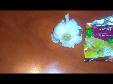 sos koperkowo- czosnkowy na bazie jogurtu naturalnego.