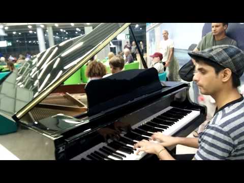 Mauritius airport piano playing !