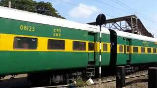 preview picture of video 'Trial Loco  WDG4 of Pune Shed  with Jaipur Yashwantpur Garib Rath Express'