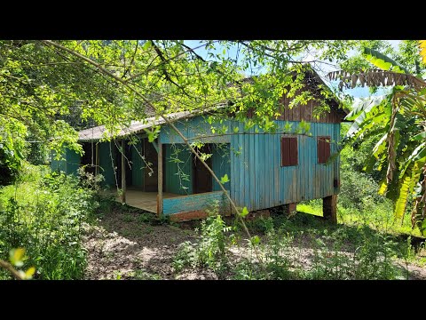 VERY STRANGE. ABANDONED HOUSE WITH EVERYTHING INSIDE ON THE SIDE OF THE ROAD!