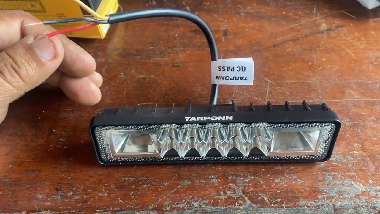 Examinando um Farol Led 12V da Shopee