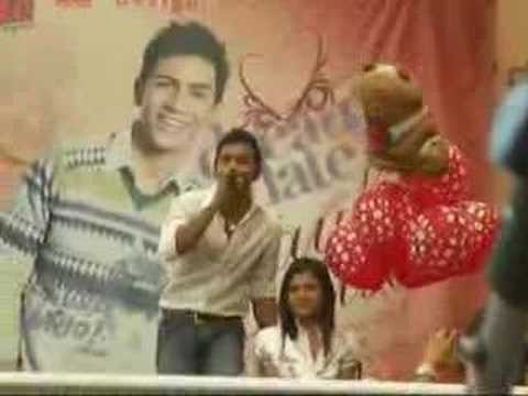 Taufik Batisah singing 'Janjiku Padamu' to the winner