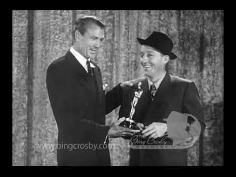 Bing Crosby recibe de Gary Cooper el Oscar al Mejor Actor por "Siguiendo mi camino" en 1945