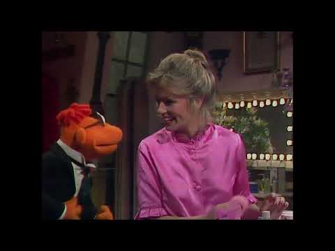 The Muppet Show - 412: Phyllis George - Cold Open (1979)