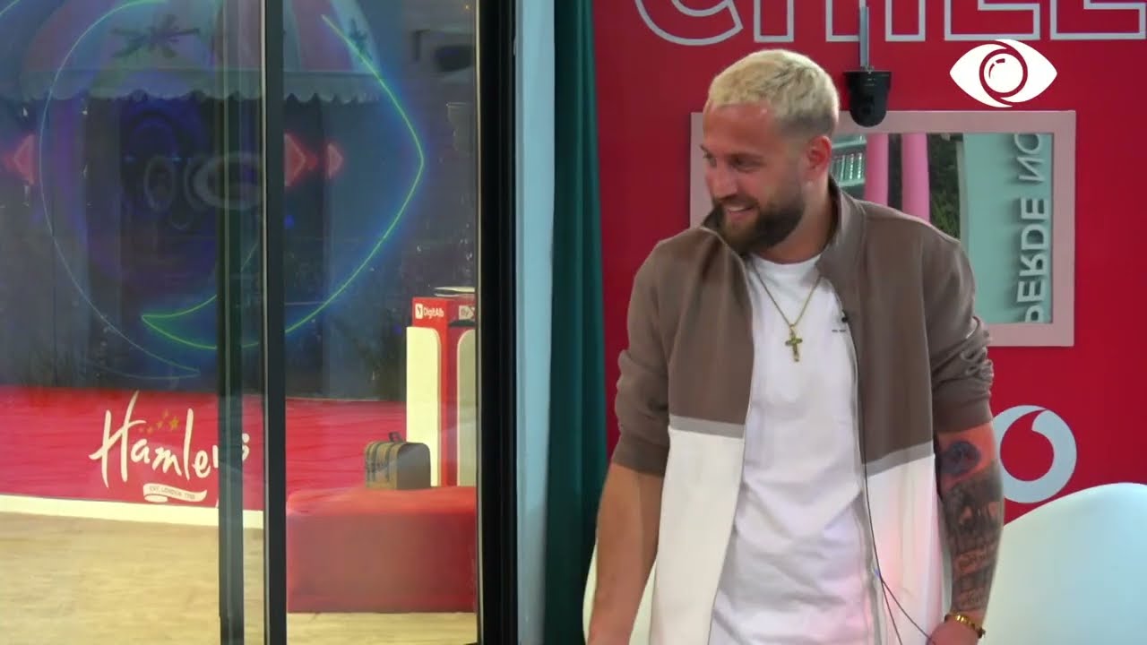 Banorët bisedojnë në verandë, Luizi nuk i kursen batutat