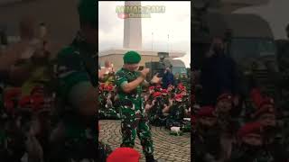 Download lagu KASAD Jenderal Dudung Nyanyikan yel-yel bersama Prajurit Kopassus di Monas mp3