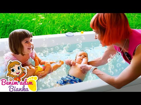 Bebek bakma oyunları! Baby Born oyuncak bebek ve Dorian jakuzide banyo yapıyorlar!