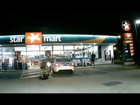 Aussiecams - Man exits TAXI with wobbly boots on 🍻 😳 Wollongong NSW