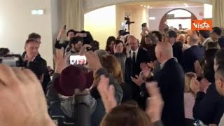 Applausi all’arrivo di Elly Schlein al suo arrivo al Pd per conferenza su Referendum