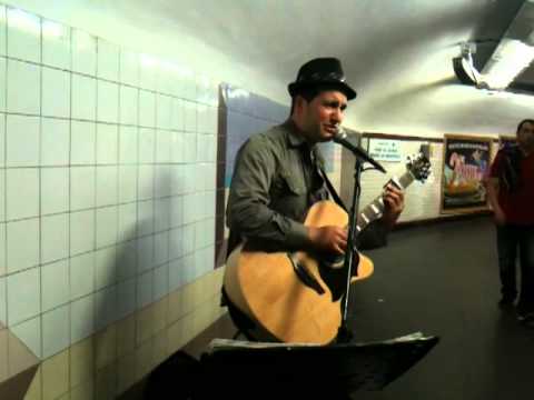 Hallelujah dans le métro parisien par Simon Carrière à Franklin Roosvelt