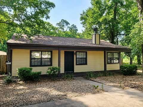 LOVELY NW 3/2 w/ Huge Fenced Yard, Washer/Dryer, & Solid Floors Throughout! Avail NOW for $1600/month! property video