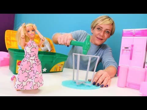 Nicoles Spielzeug Werkstatt - Oje, Barbies Möbel sind kaputt - Puppenvideo für Kinder
