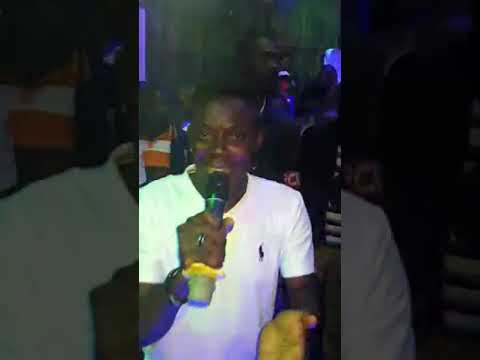 Longue Longue & Ahii Ahoo en pleine prestation..