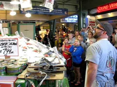 Flying fish in Seattle at Pike Place Market ! Poisson volant à Seattle !