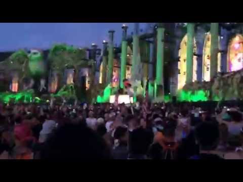 Deorro dropping a new track "Hit it"  at EDC Las Vegas 2014
