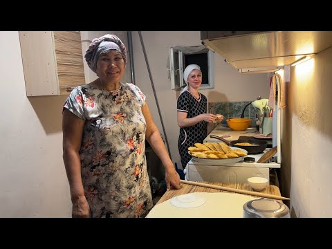 Ужин Не по Казахски С Родителями / Подготовка к Поездке в Россию / Пробуют Мои Чебуреки / Влог333