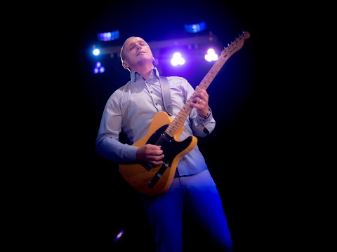 Sam en majhen poljub - Razigrani muzikanti (v živo)