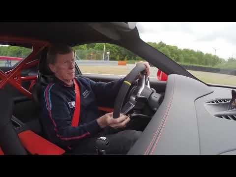 Walter Röhrl pisa al Porsche 911 GT3 RS