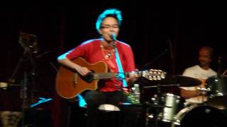 Maria Gadu cantando Lanterna dos Afogados