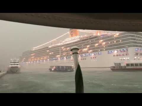 Venezia, nave da crociera rischia di schiantarsi sulla banchina