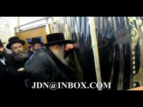 Belzer Rebbe visiting Kosel and Kever Rochel 5 Menachem Av 5770