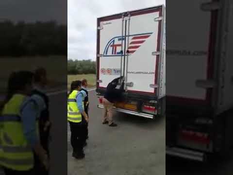 пълен камион със емигранти