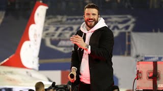 Sam Hunt Performs &quot;Body Like a Back Road&quot; at 2020 NHL Stadium Series