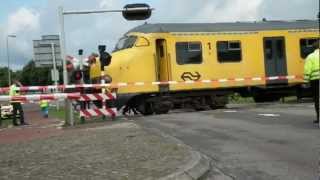 preview picture of video 'Trein botst tegen vrachtwagen op spoorwegovergang in Coevorden'