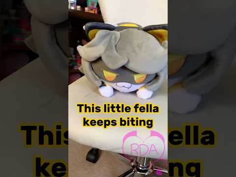 V Cat keeps biting Cyn 😼 #murderdrones #plushies #comedy #meme #cyn #vcat