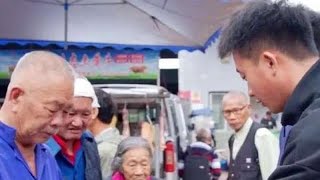 老谭父子今天又出摊霉豆腐，换了个“方式”卖，生意依旧还是很好#小小譚 #農村生活 #美食