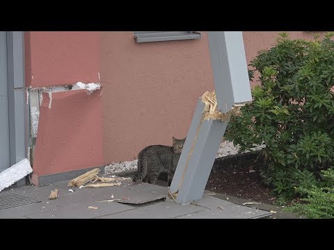 Nachbarschaftsstreit: Nachbar fährt mit LKW gegen Wohnhaus in Hürth-Berrenrath am 23.07.18 + O-Ton