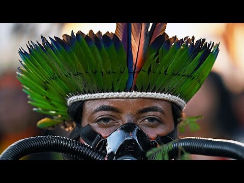 شاهد برازيليون من السكان الأصليون يتظاهرون مطالبين حكومتهم بإجراءات مناخية