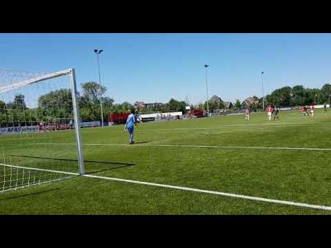 Doelpunt met links Mike Roovers tegen AZ met Sparta 013