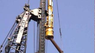 preview picture of video 'Loading and Driving a 30 metre long Pile at the Hamilton Marine Discovery Centre'