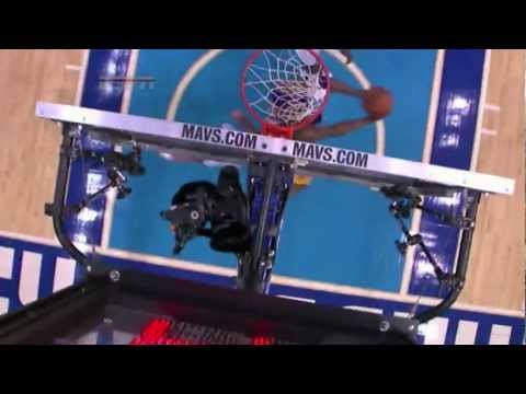 Kobe Bryant amazing reverse alleyoop layup vs. Mavericks (Mar 21, 2012)