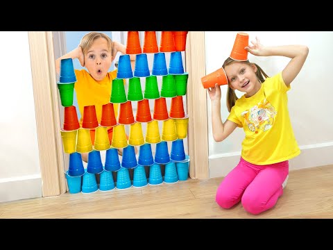 Дети играют с цветными стаканчиками и учатся делиться