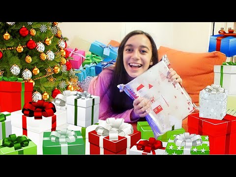 OPENING MY CHRISTMAS PRESENTS 2021 ★ Packages that my family and Santa Claus left under the tree!