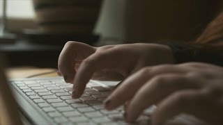 Uppdrag granskning - Så hotas och utpressas tjejer på nakenbilder: SVT