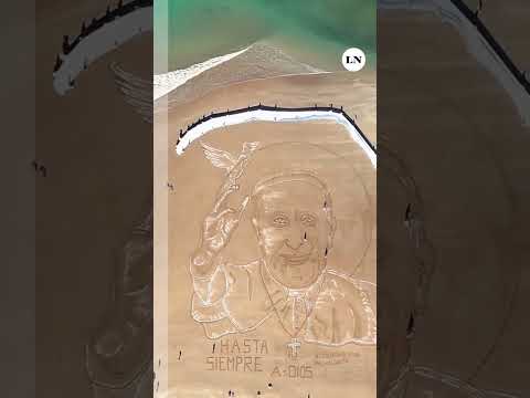 Virales: dibujaron a Francisco en la arena de una playa de Las Grutas, Río Negro