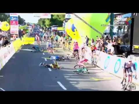 Brutal caída en la llegada de la primera etapa