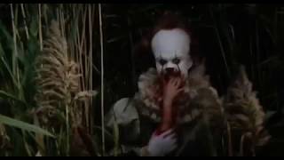 It 2017, Pennywise waving with cut off arm
