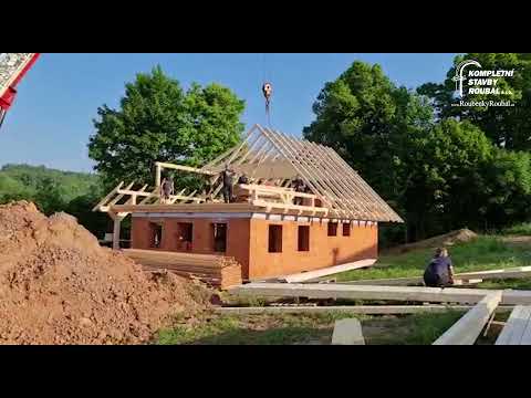 Průběh stavby robenky Černý Důl Slunečná stráň číslo 2 a pohled na roubenku Slunečná stráň číslo 1