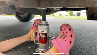 10 Year Old Girl Shows You How To Use 12-Ton Bottle Jack!